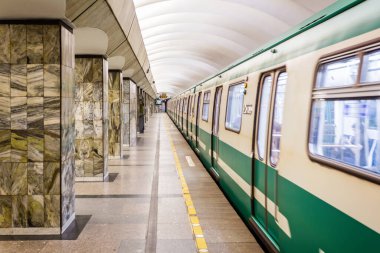 23 Temmuz 2019 'da St. Petersburg, Rusya' da St Petersburg Metro 'da kapatılan tren istasyonunda duruyor.