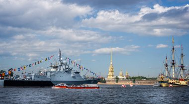 Rus Karakut Sınıfı Corvette Mytischchi, Peter ve Paul Katedrali önünde Neva Nehri üzerinde 22 Temmuz 2019 'da Rusya' nın St. Petersburg kentinde yapılacak Donanma Günü için hazırdır.