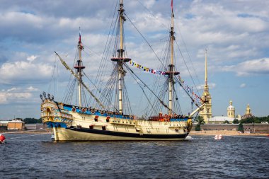 23 Temmuz 2019 'da St. Petersburg, Rusya' da Peter ve Paul Katedrali 'nin arka planında Neva Nehri' nde bulunan üç direkli sarı ahşap gemi.