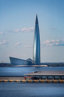 22 Temmuz 2019 tarihinde Rusya 'nın St Petersburg kentindeki Finlandiya Körfezi' nden Lakhta Merkezi 'nin görüntüsü