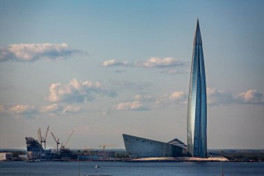 22 Temmuz 2019 tarihinde Rusya 'nın St Petersburg kentindeki Finlandiya Körfezi' nden Lakhta Merkezi 'nin görüntüsü