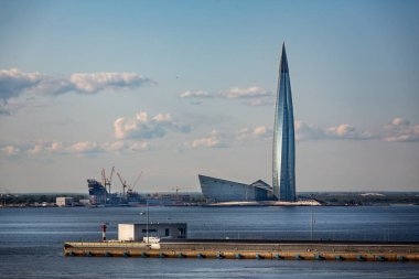 22 Temmuz 2019 tarihinde Rusya 'nın St Petersburg kentindeki Finlandiya Körfezi' nden Lakhta Merkezi 'nin görüntüsü