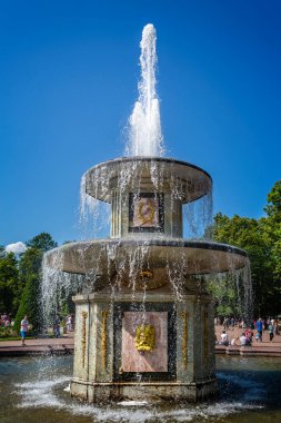22 Temmuz 2019 'da Petergraf, St Petersburg, Rusya' daki Peterhof Sarayı 'nın bahçesindeki Roma Çeşmesi' nin yakınında.
