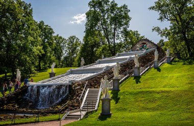 22 Temmuz 2019 'da Petergof, St Petersburg, Rusya' daki Peterhof Sarayı 'nda Şelale Şelalesi.