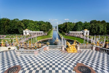 22 Temmuz 2019 'da Petergof, St Petersburg, Rusya' daki Peterhof Sarayı 'nın önündeki Büyük Şelale ve Samson Çeşmeleri