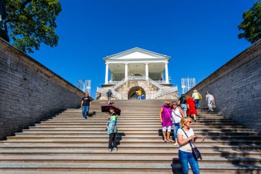 22 Temmuz 2019 'da Rusya' nın Puşkin kentindeki Catherine Sarayı 'nda Kameronova Gallereya' ya ve müzeye giden merdivenler