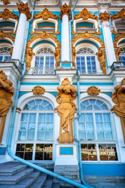 22 Temmuz 2019 'da Puşkin, St Petersburg, Rusya' daki Catherine Sarayı 'nın süslü, mavi ve beyaz dış görünüşü.