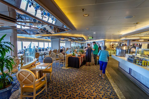 27 Temmuz 2019 'da Cunard Gemi Gemisi' ndeki açık büfe restoranı Kraliçe Victoria.