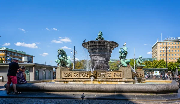 Fontaine Géante Avec Des Statues Féminines Bronze Représentant Les Cinq — Photo