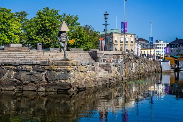 Statue Masculine Nue Avec Pyramide Sur Tête Sur Front Mer — Photo