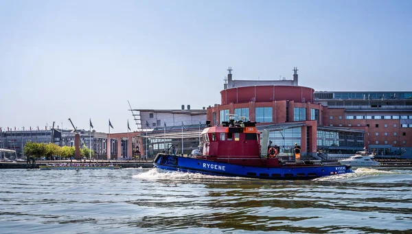 2019年7月26日从瑞典哥德堡Lilla Bommen河经过哥德堡歌剧院的拖船 — 图库照片