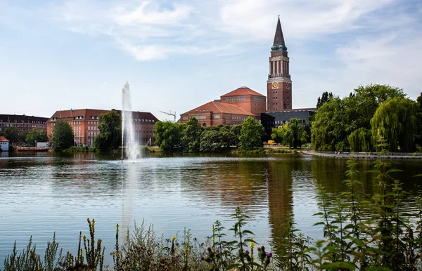 Kiel Belediyesi ve Opera Binası 25 Temmuz 2019 'da Kiel, Almanya' daki gölün karşısından