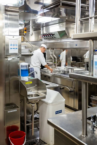 2019年7月24日 在波罗的海维多利亚女王海的一艘大型游轮上 厨房里的厨房里 厨房里的厨房里正在准备食物 — 图库照片