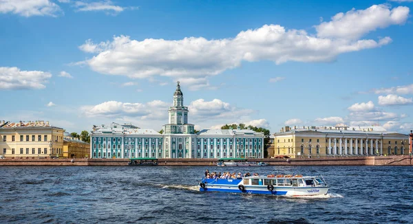 Kunstkamera Museum Facing Winter Palace Ferry Foreground Taken River Neva — Stock Photo, Image