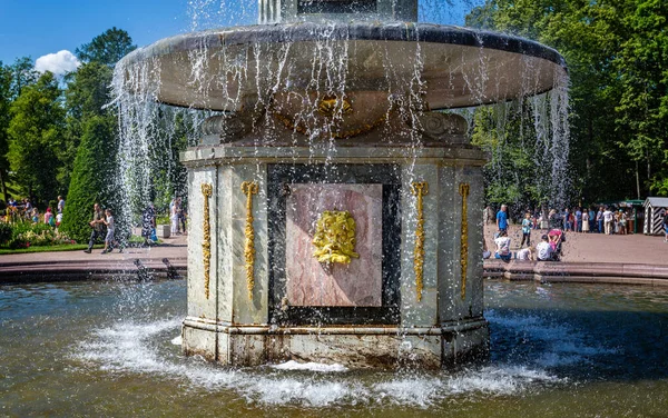 Zbliżenie Fontanny Rzymskiej Ogrodach Pałacu Peterhof Petergrafie Petersburg Rosja Lipca — Zdjęcie stockowe