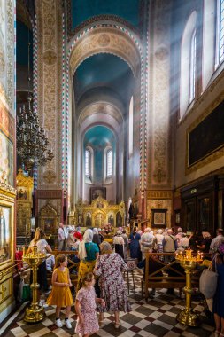 21 Temmuz 2019 'da Estonya' nın Tallinn kentindeki Rusya Ortodoks Katedrali 'nde ibadet edenlerin camlarından içeri güneş ışınları süzüldü.