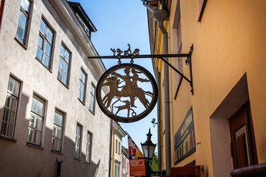 Tallinn, Estonya 'da ortaçağ Dunkri caddesinde 21 Temmuz 2019' da dairesel metal geyik avı tabelası