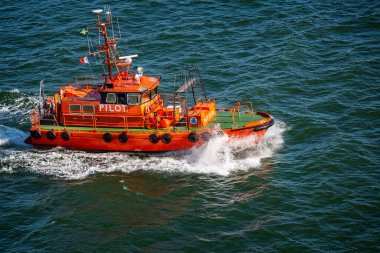 İsveç Kılavuz Gemisi 20 Temmuz 2019 'da Visby, Gotland, İsveç yakınlarındaki denizde yüksek hızda dalgalara çarpıyor.