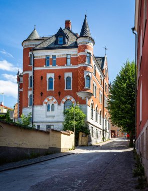 Orta Çağ Visby, Gotland, İsveç 'in merkezinde 20 Temmuz 2019' da taretlerle süslü kırmızı tuğla bina