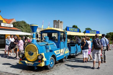 20 Temmuz 2019 'da Visby, Gotland, İsveç' te mavi turist mini treni ve otobüsü
