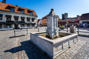 20 Temmuz 2019 'da İsveç' in başkenti Gotland 'daki Hanseatic kasabasının merkezinde bulunan küçük bir çeşme.