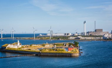 Ön planda Trekroner Fort ile açık deniz rüzgar çiftliği ve 18 Temmuz 2019 tarihinde Baltık Denizi açıklarında arka planda Olesund köprüsü
