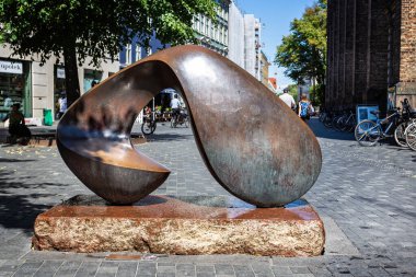 Danimarka 'nın orta Kopenhag kentindeki Trinity Kilisesi' nin önünde 18 Temmuz 2019 'da yapılan modern pirinç su heykeli