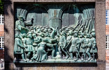 18 Temmuz 2019 'da Danimarka' nın Kopenhag kentindeki Katedral 'in dışındaki reform anıtında sahneler resmedildi.