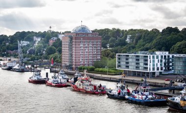 16 Temmuz 2019 'da Hamburg, Almanya' da demirlemiş bir grup römorkör.