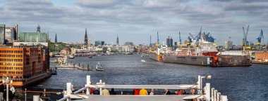 Hamburg şehrinin Hamburg, Almanya 'daki Elbe Nehri rıhtımlarındaki manzarası 16 Temmuz 2019