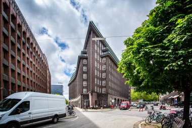 İkonik Şili Binası 16 Temmuz 2019 'da Almanya' nın Hamburg kentindeki bir gemiye benzemesi için tasarlandı.