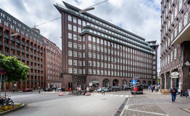 İkonik Şili Binası 16 Temmuz 2019 'da Almanya' nın Hamburg kentindeki bir gemiye benzemesi için tasarlandı.
