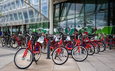 16 Temmuz 2019 'da Hamburg, Almanya' da sokakta kiralanan bir grup kırmızı bisiklet