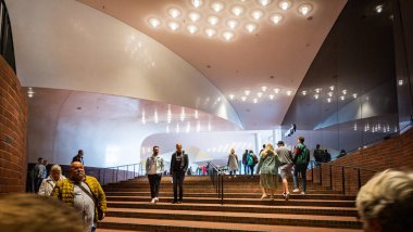 16 Temmuz 2019 'da Almanya' nın Hamburg kentindeki Elbphilharmonie Konser Salonu 'ndaki konser salonuna giden merdiveni süpürüyor.
