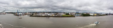 16 Temmuz 2019 'da Almanya' nın Hamburg kentindeki Elbphilharmonie binasının tepesinden Elbe Nehri 'nin karşısındaki sahil şeridindeki sanayi tesislerinin panoramik görüntüsü