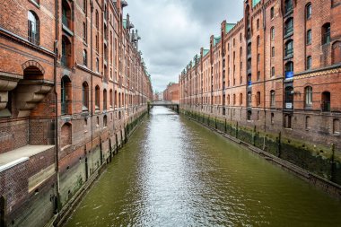 16 Temmuz 2019 'da Hamburg, Almanya' da nehrin her iki yakasındaki kırmızı tuğlalı Speicherstadt depoları