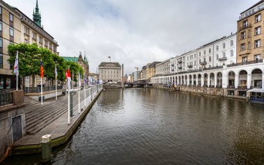16 Temmuz 2019 'da Almanya' nın Hamburg kentindeki köprüden belediye binası Rathaus 'a doğru bakın.