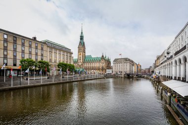 16 Temmuz 2019 'da Almanya' nın Hamburg kentindeki köprüden belediye binası Rathaus 'a doğru bakın.