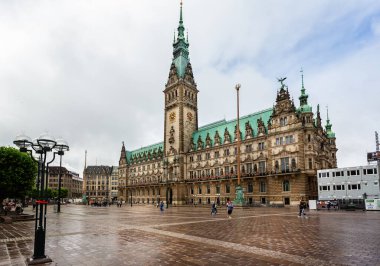 16 Temmuz 2019 'da Hamburg, Almanya' daki Neo Rönesans Belediyesi veya Rathaus