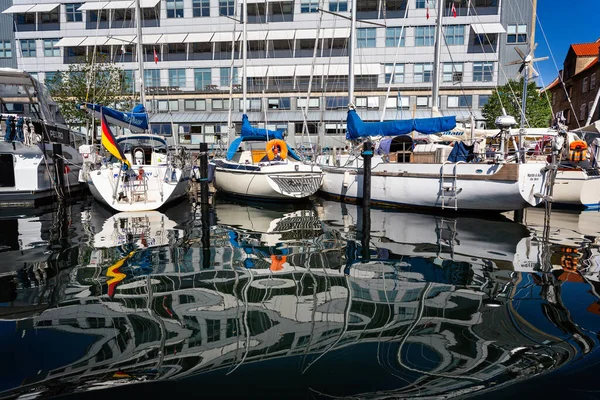 2019年7月18日 在丹麦哥本哈根克里斯蒂安斯哈芬地区的皮划艇及其反思停泊在运河上 — 图库照片