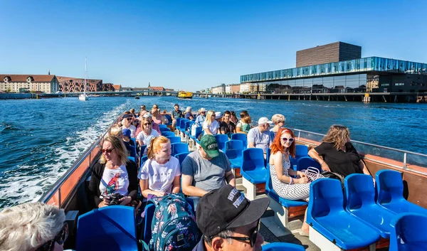 Los Turistas Canal Excursión Turística Barco Con Royal Danish Playhouse — Foto de Stock