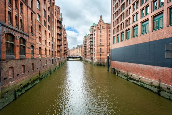 Ladrillo Rojo Speicherstadt Almacenes Cada Lado Del Río Hamburgo Alemania — Foto de Stock