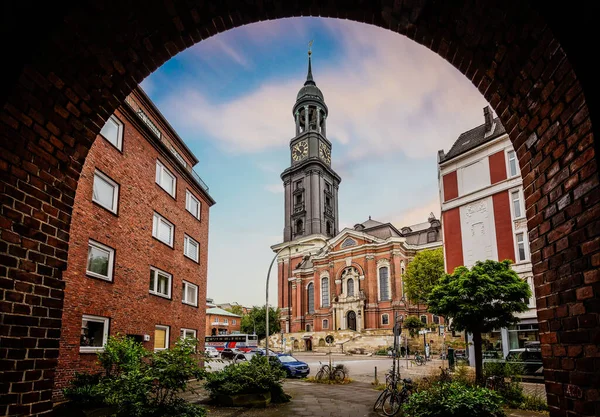 Vista Enmarcada Histórica Iglesia San Miguel Estilo Barroco Hamburgo Alemania —  Fotos de Stock