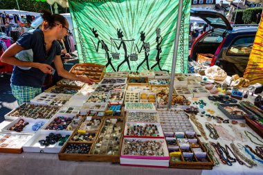 5 Temmuz 2019 'da Autun, Burgundy, Fransa' da Cuma günü jeolojik numuneler satan pazar tezgahı