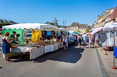 5 Temmuz 2019 'da Fransa' nın Autun, Burgundy kentindeki Autun Friday Market 'te pazar tezgahları ve müşteriler