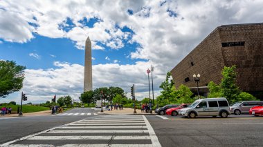 14 Mayıs 2019 'da Washington DC, ABD' deki Afro-Amerikan Tarihi ve Kültür Ulusal Müzesi ve Washington Anıtı