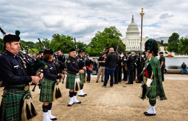 14 Mayıs 2019 'da Washington DC, ABD' deki Capitoal Binası önündeki Los Angeles Polis Boru ve Davul Ekibi 'nin kavalcıları ve borazancıları.