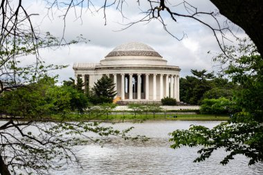 13 Mayıs 2019 'da Washington DC' deki Tidal Basin 'den Jefferson Anıtı' nın çerçeveli görüntüsü