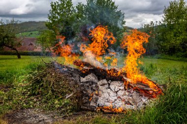 Sarı ve turuncu alevlerle yanan büyük şenlik ateşi