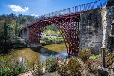 10 Nisan 2019 'da Ironbridge, Shropshire, İngiltere' deki Severn Nehri üzerindeki ilk demir köprü